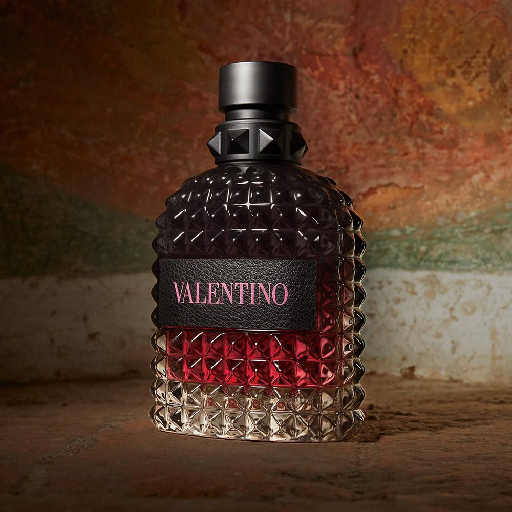 Valentino Uomo Born In Roma Intense Eau de Parfum bottle for men, sleek design with a dark, elegant cap and transparent glass.